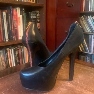 Steve Madden black pumps with zipper